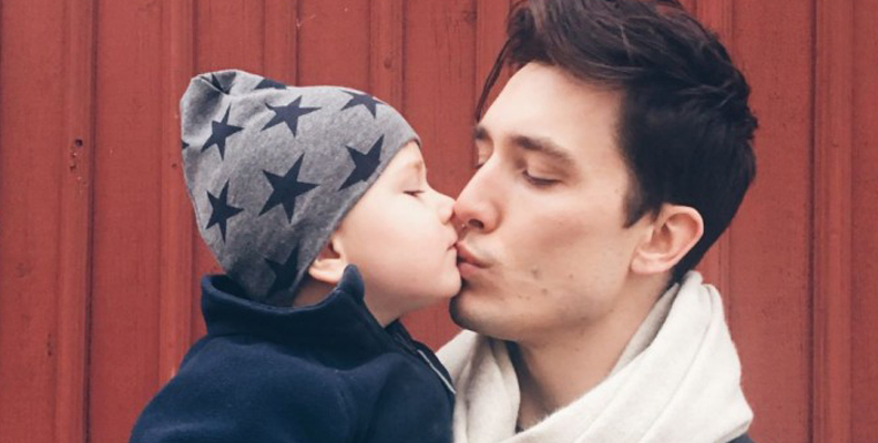 Jessica Olérs Brelids man Rasmus med deras son Noah
