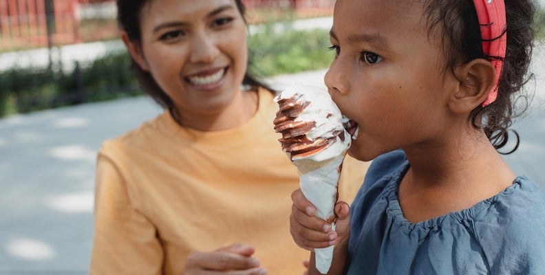 Barn äter glass på utflykt i Stockholm