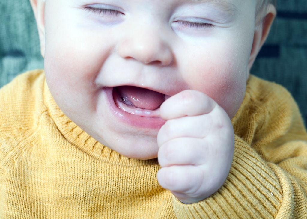7 månader bebis med sina första tänder
