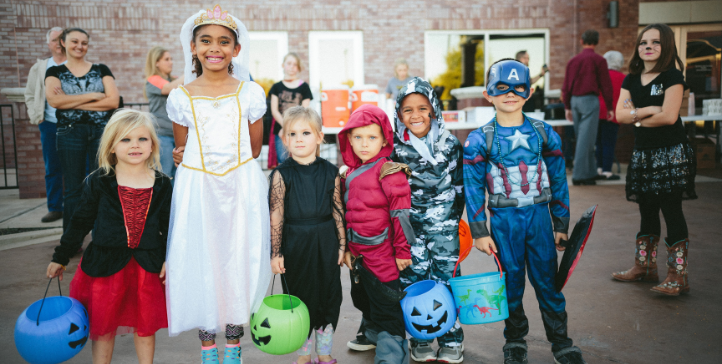 Bild med barn utklädda i halloweenkläder. 