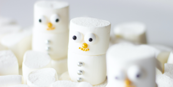 snögubbe av marshmallows pyssel